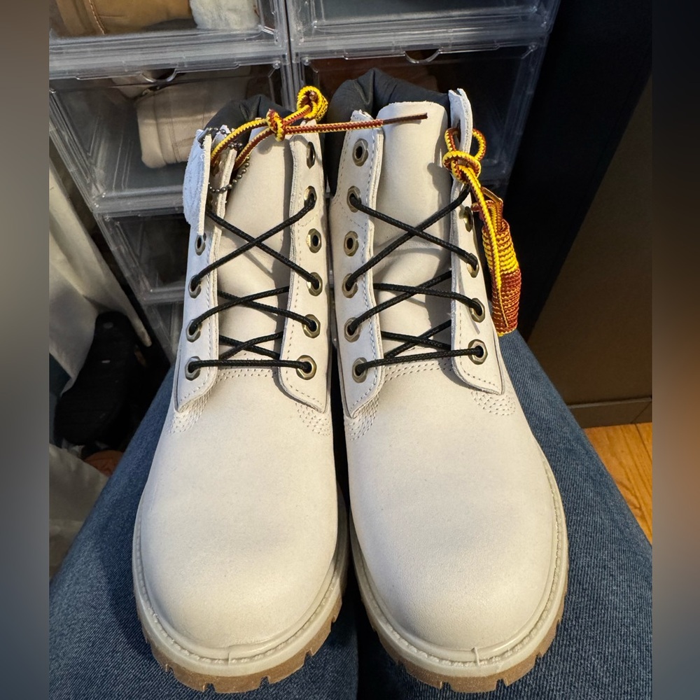 NWT stone color Timberland women’s size 7.5 and box kept
